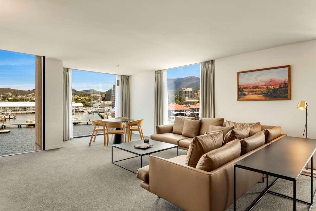 Macq 01 Hotel Hobart Rom bilde A staged living room