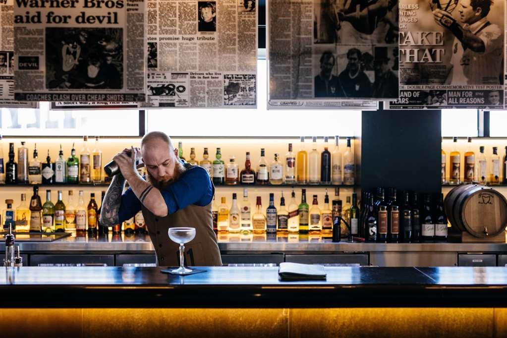 Macq 01 Hotel Hobart Restaurant bilde A bartender at work