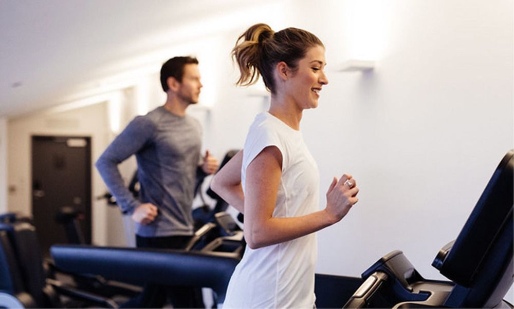 Macq 01 Hotel Hobart Eksteriør bilde A woman on a treadmill