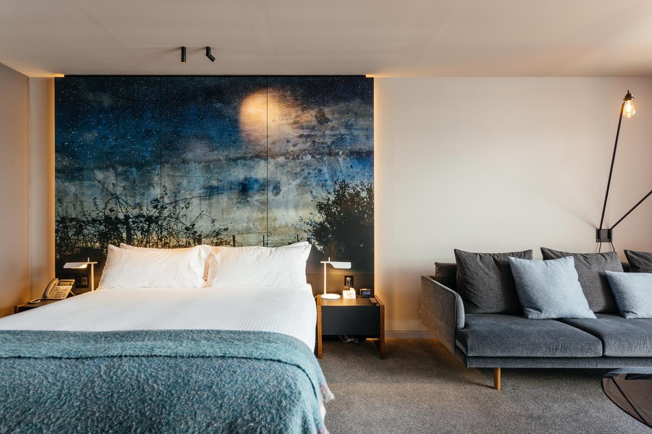 Macq 01 Hotel Hobart Eksteriør bilde A bedroom at The Standard London